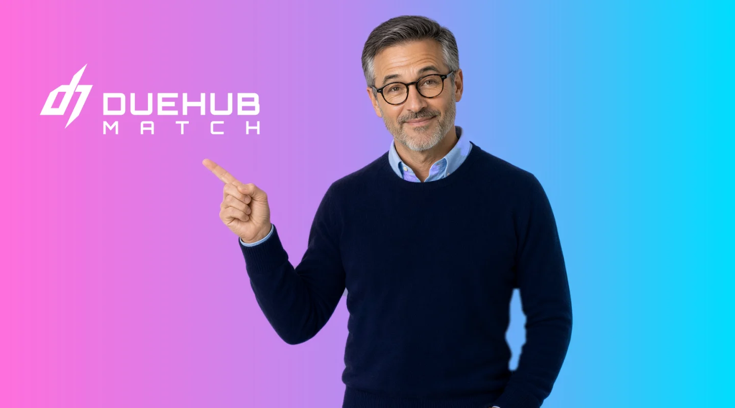 Un contador de barba gris y anteojos señala el logo de DueHub Match sobre un fondo que va del fucsia al turquesa.